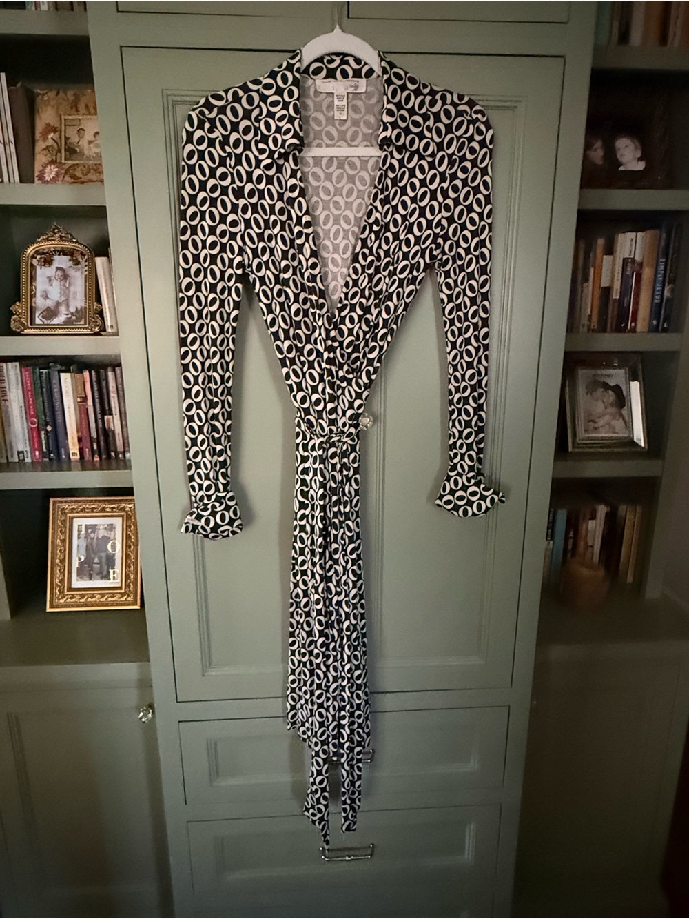 Diane Von Furstenberg Silk Jersey Black and White Circular Print Wrap Dress Sz4